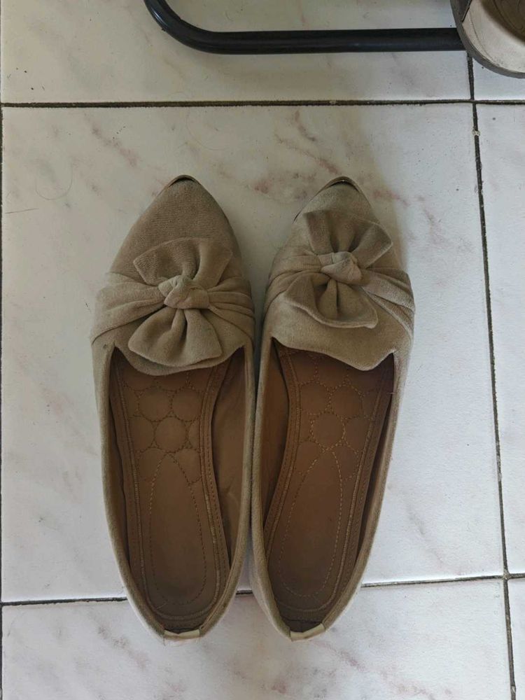 Elegant Beige Bow Ballerinas
