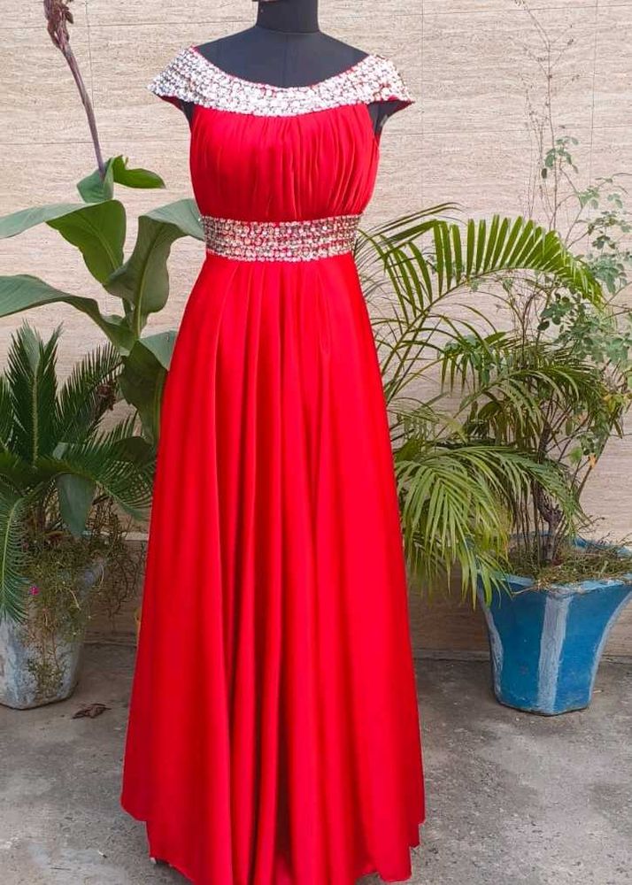 Stunning Red Embellished Gown❤️🎀