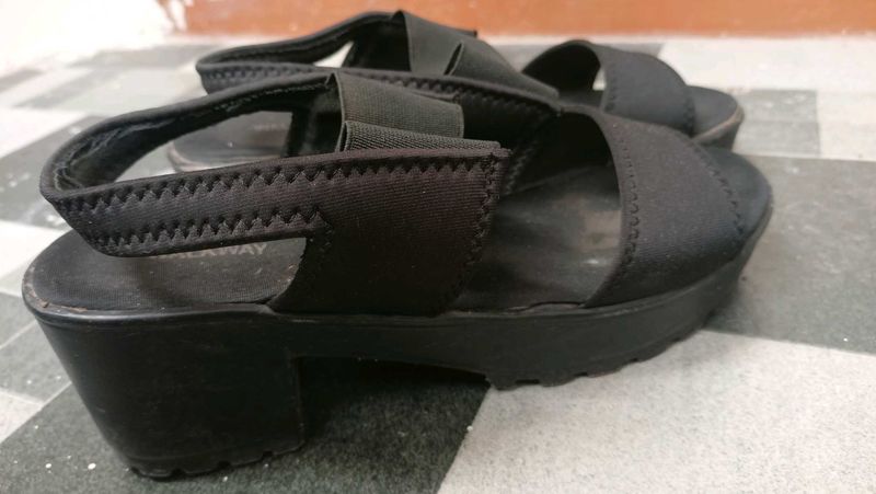 Walkway Black Sandals.