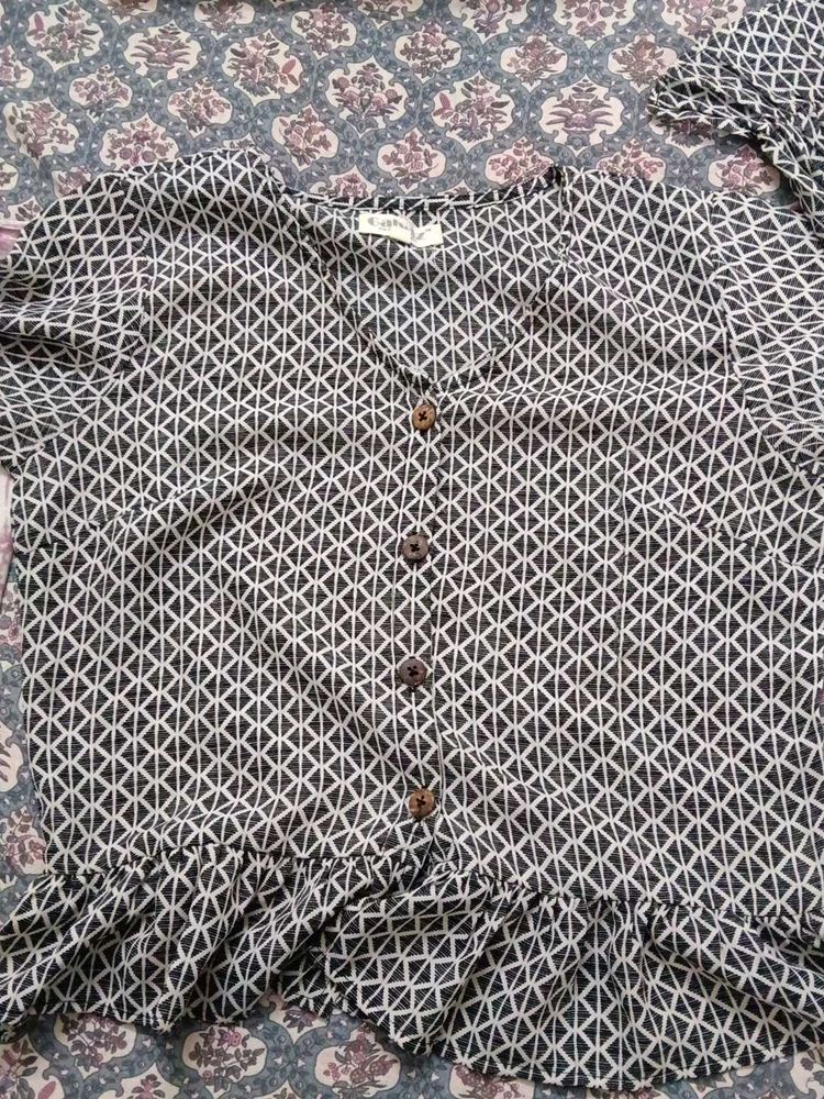 Black symmetrical designed top with full sleeves