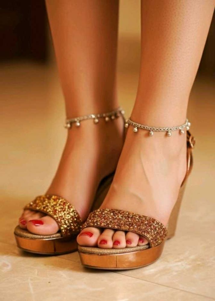 👠 **Stylish Size 5 Wedges in Great Condition!**