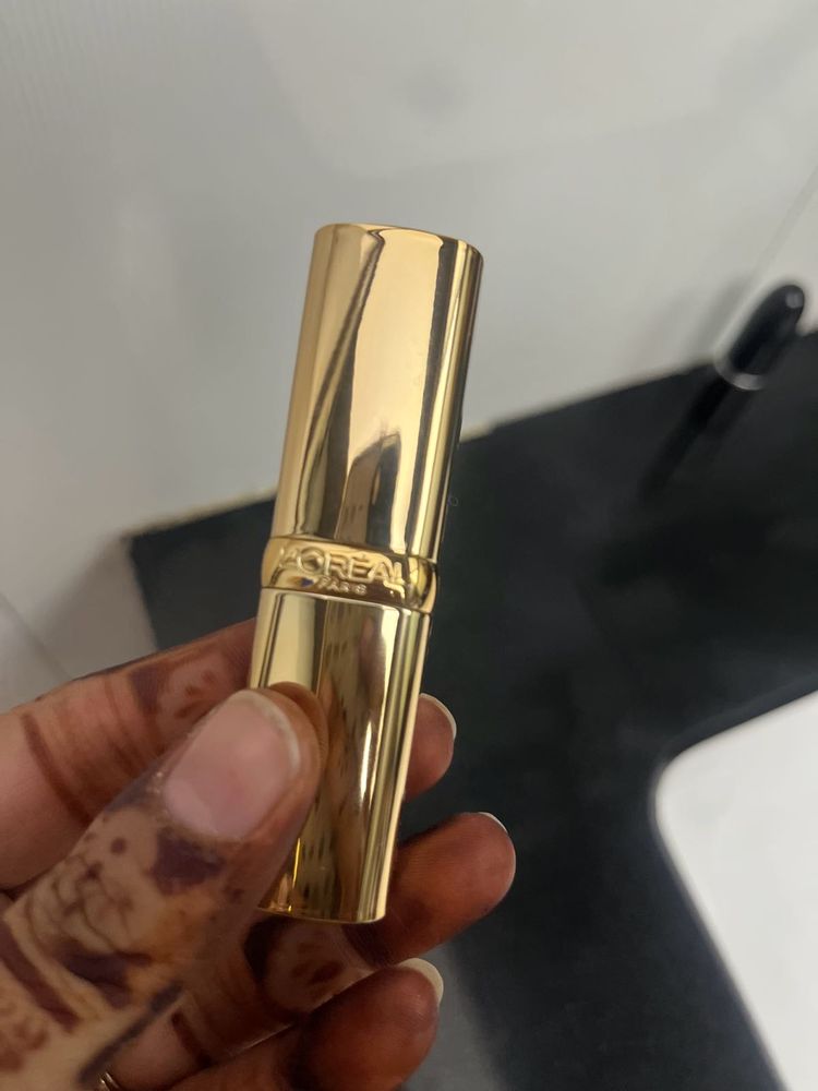 L'Oreal Gold Lipstick - blood red