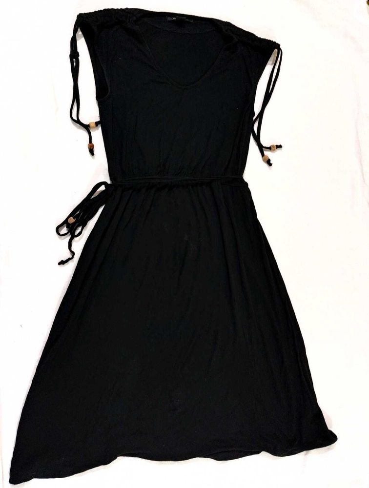Elegant Black Dress with Tie Waist
