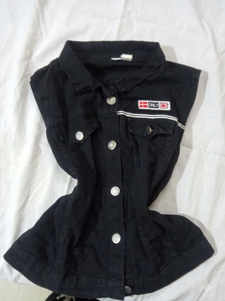 black sleeveless jacket