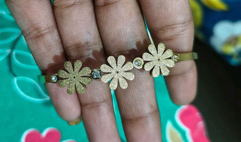 Free Size Flower Power Open Type Bracelet