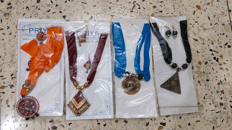 Set Of 4 Necklace With Earrings