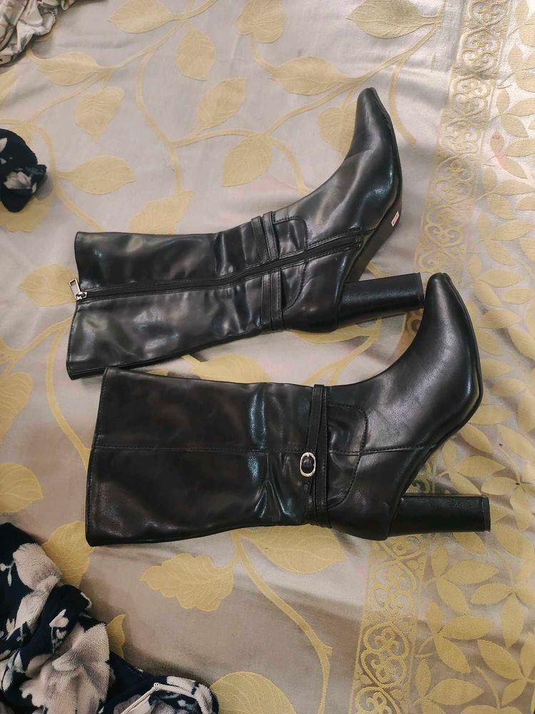 Chic Black Knee-High Boots