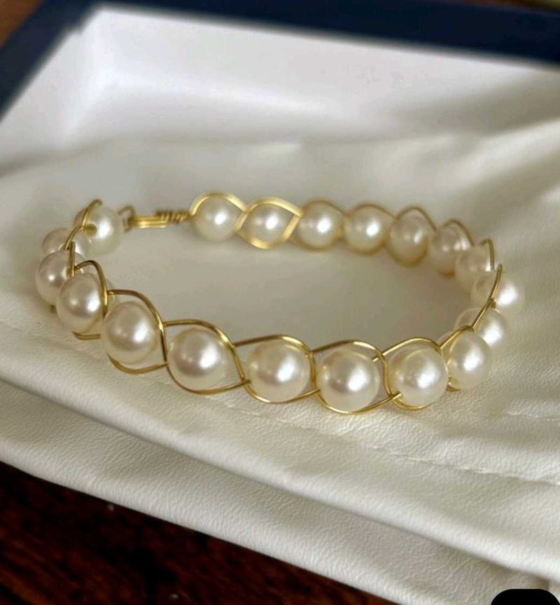 Elegant Pearl &amp; Gold Tone Bracelet
