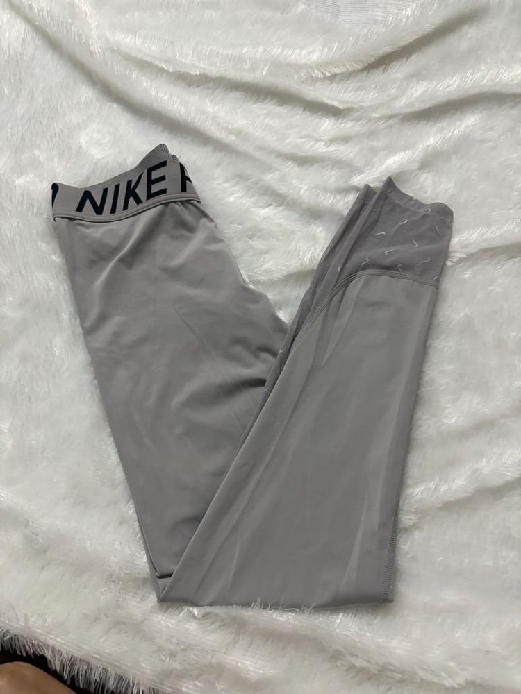 Nike L size  Athletic Leggings