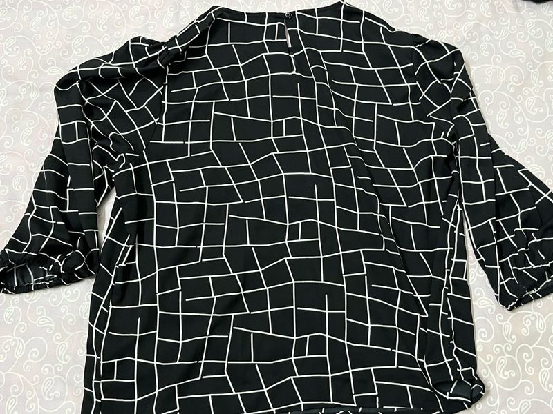 Chic Black &amp; White Geometric Print Top