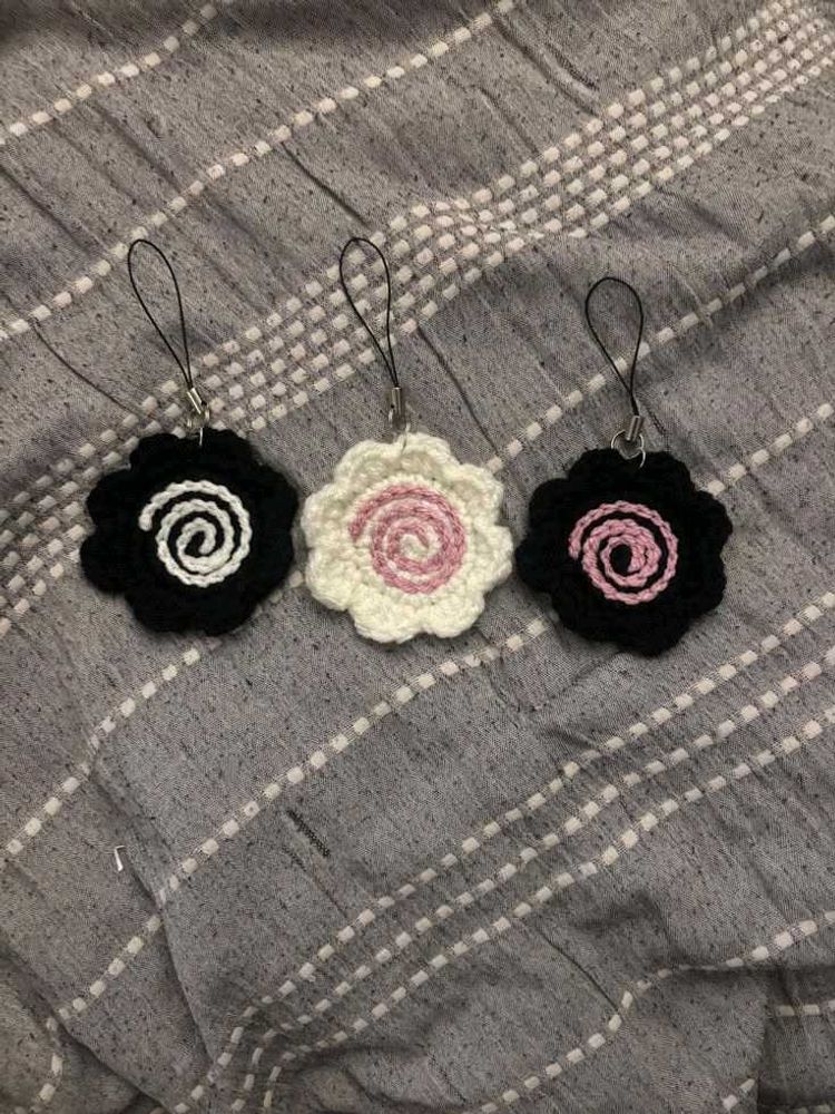 Crocheted Flower Charm(1 piece)