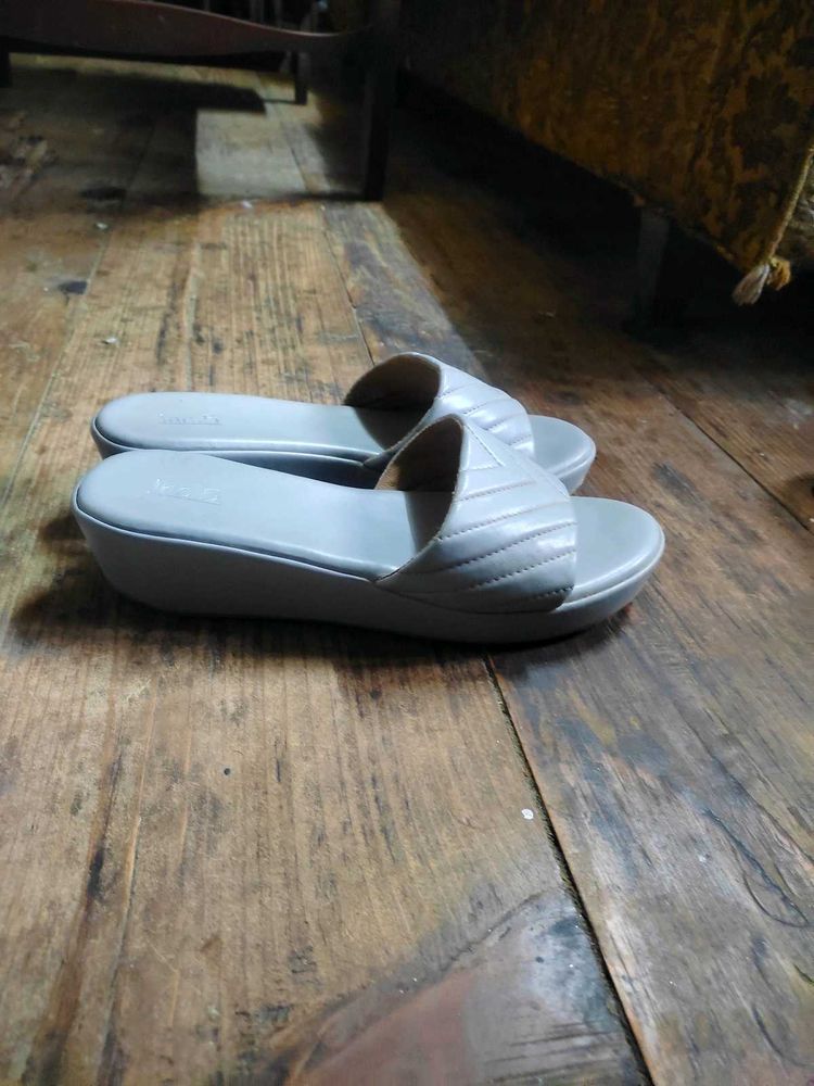 🌸Five by Inc. Grey Quilted Slides