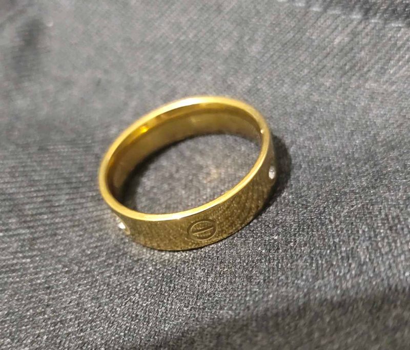 Elegant Gold Ring with Accents