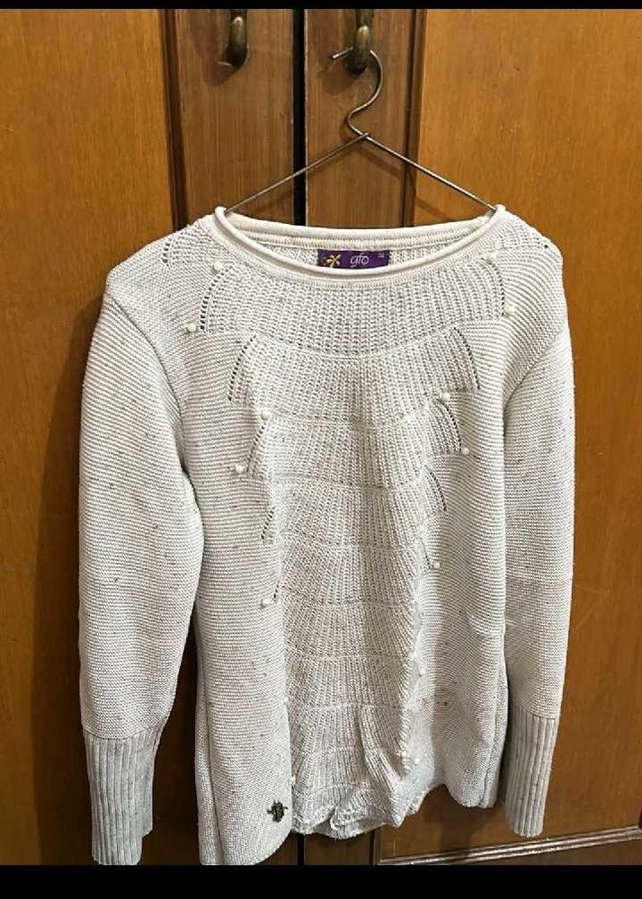 Elegant Knit Sweater with Pearl Detail