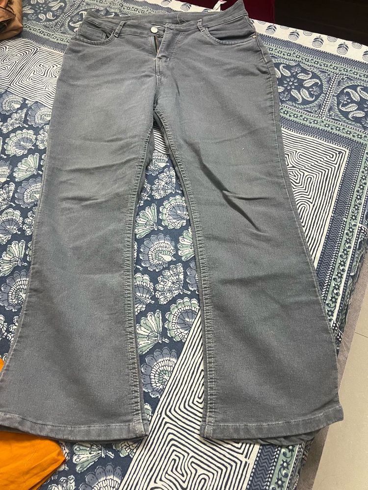 2 assorted Flared Jeans