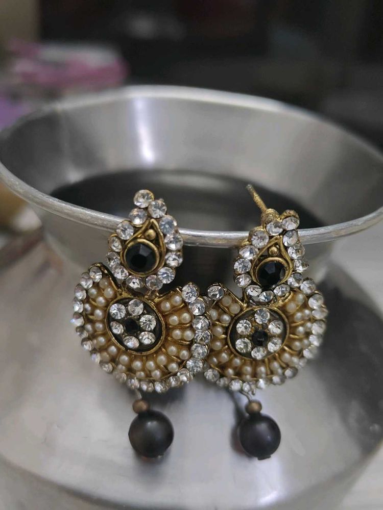 Black stone ear rings