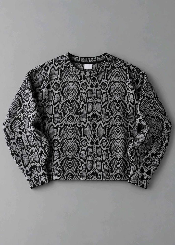 BLACK &amp; WHITE ABSTRACT PRINT SWEATER
