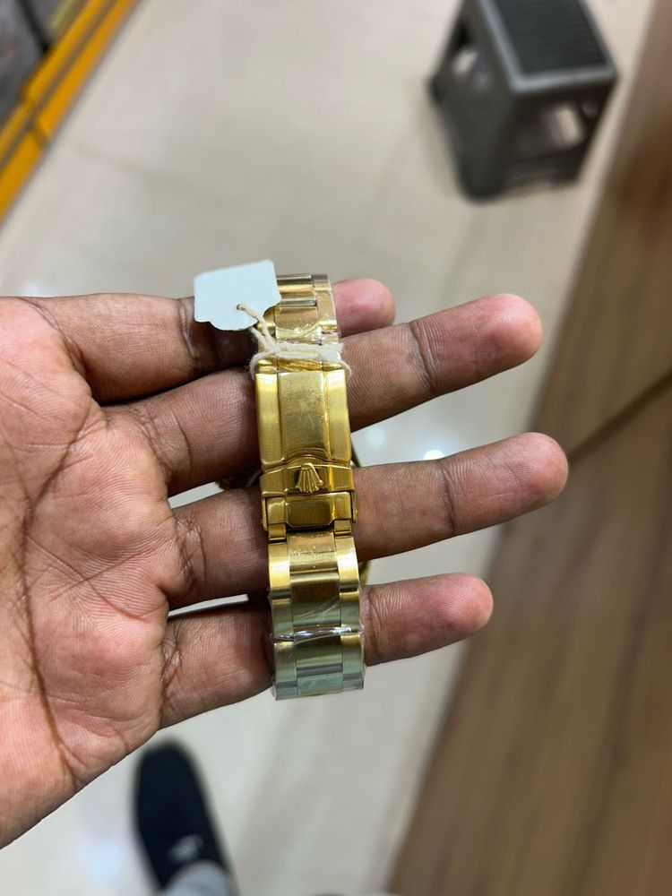 Luxury Gold Watch - Classic Design