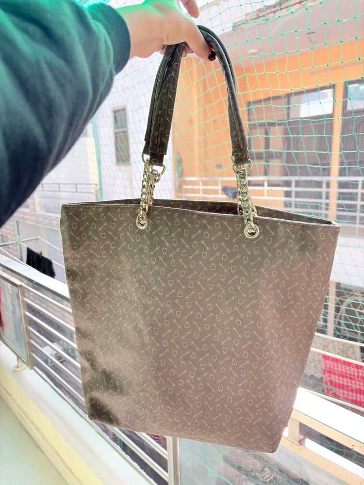 Chic Tote Bag with Chain Detail