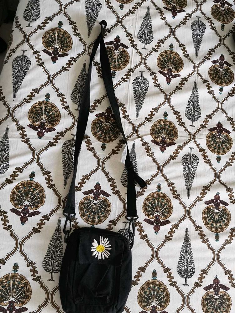 Stylish compact sling bag Unisex