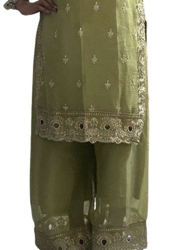 Elegant Green Kurta Set With Contrast Dupatta