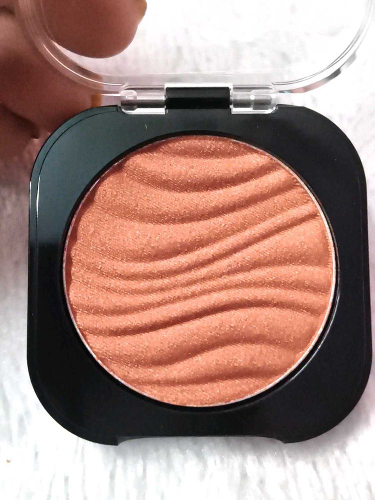 Shimmery Peach Blush 127