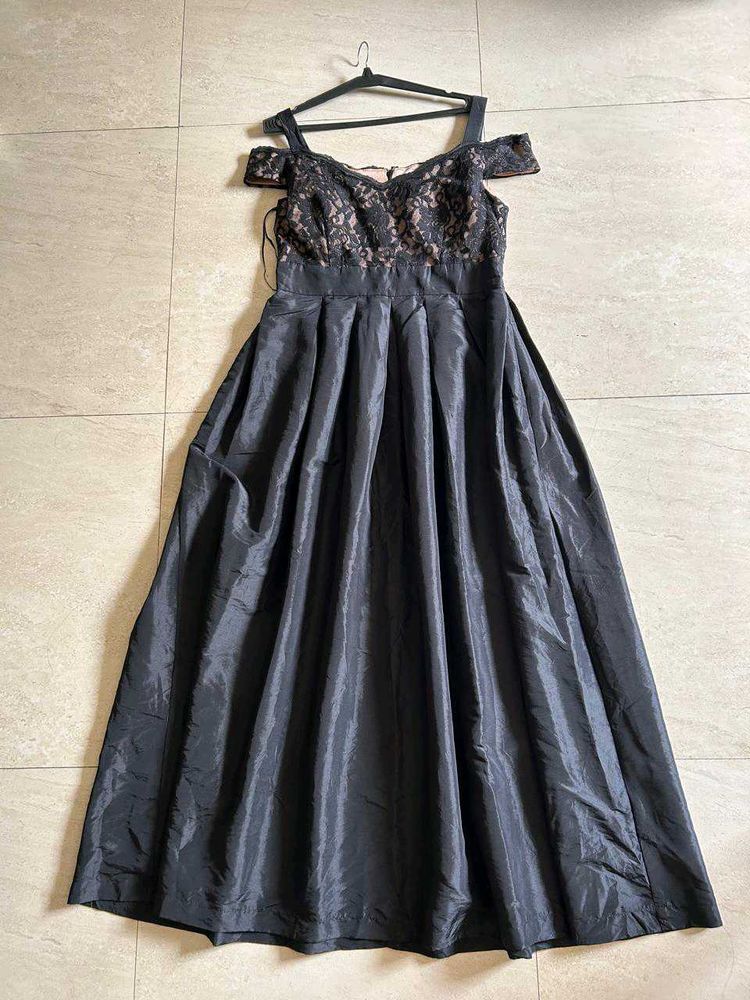 Elegant Black Off-Shoulder Lace Dress