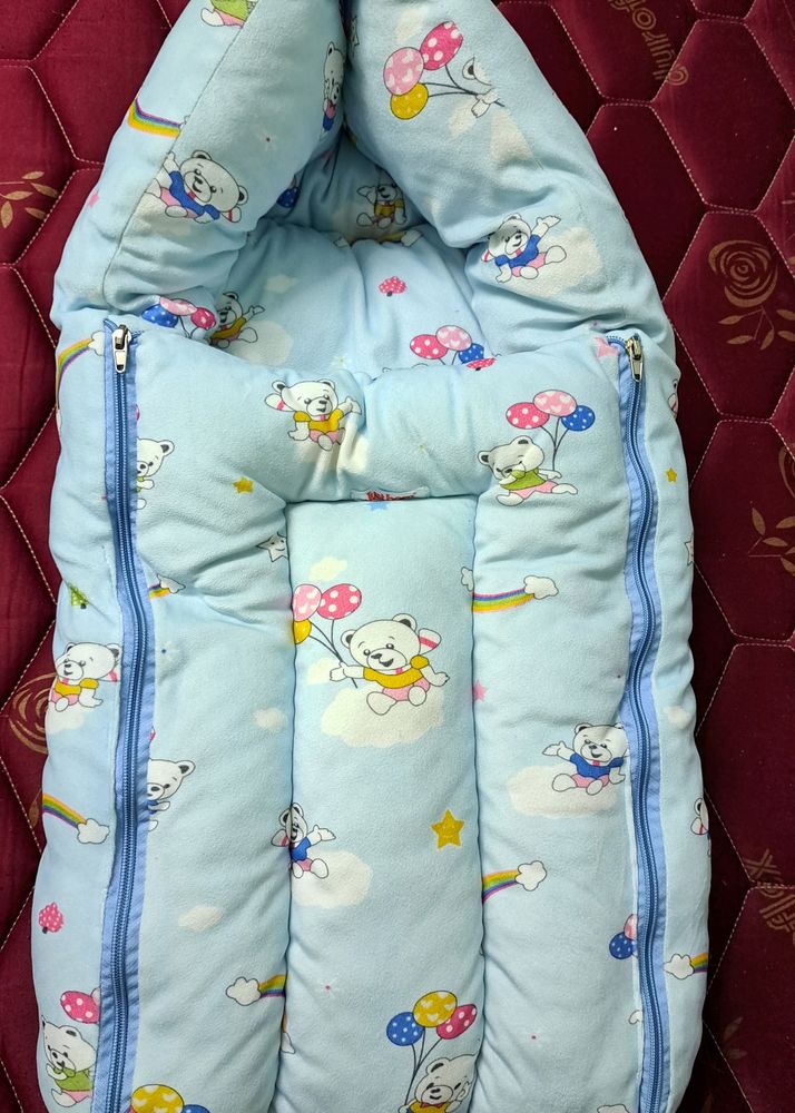 New born baby bed and carrier.