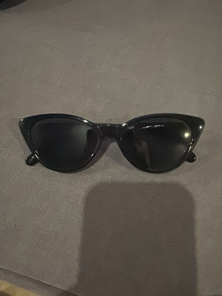 Chic Black Cat-Eye Sunglasses