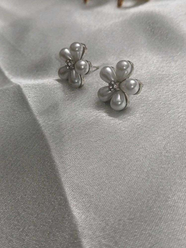Elegant Pearl Flower Stud Earrings