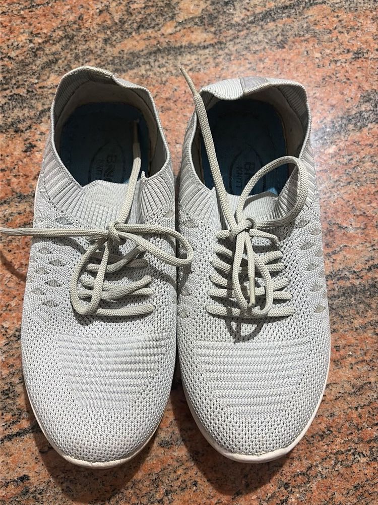 sports/casual shoes