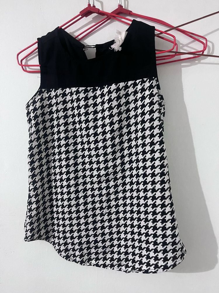 Houndstooth Sleeveless Top
