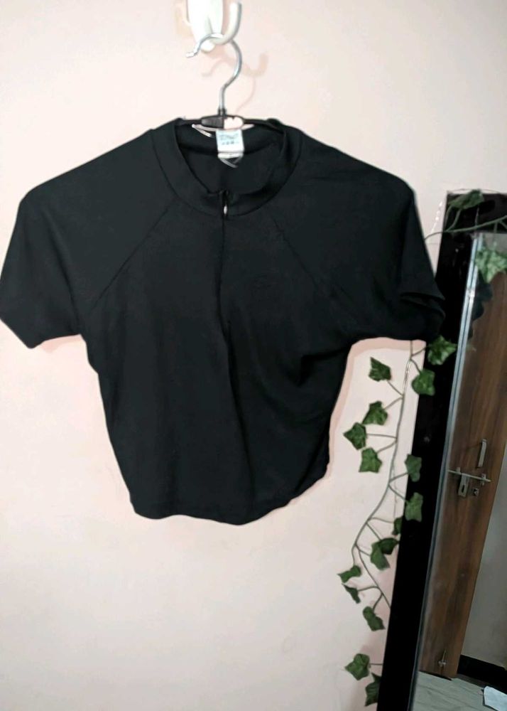Chic Black Cropped Zip-Up Top