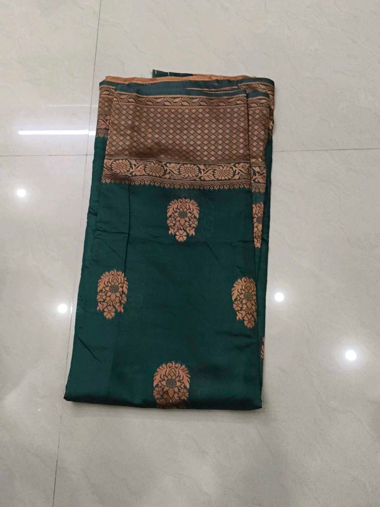 women saari
