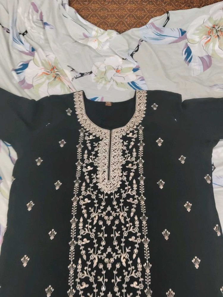 Elegant Black Kurta with Intricate Embroidery
