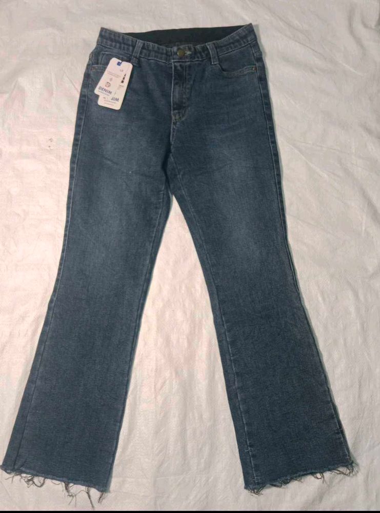 Stylish Flare Jeans with Raw Hem