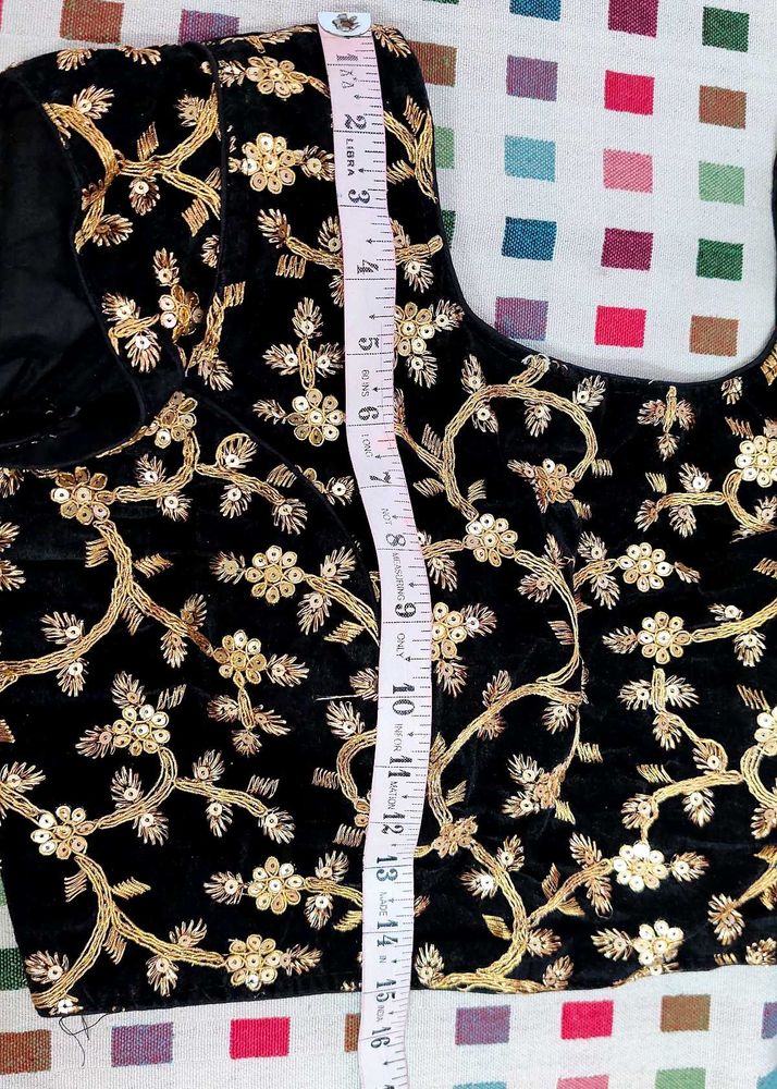 lehenga choli m embroidery work hai aur velvet ka