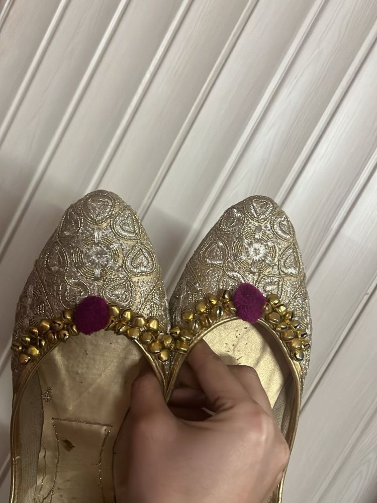 ghungroo Gold Ethnic Juttis