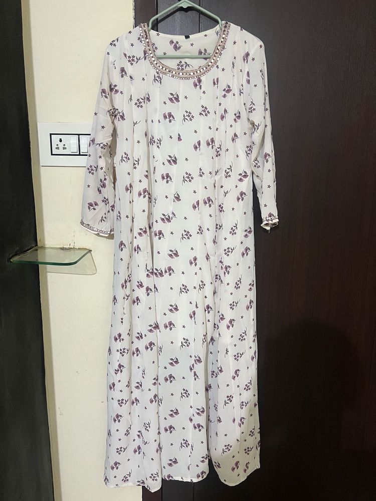 Elegant White Kurta with Delicate Floral Print