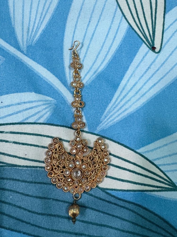 Elegant Gold Maang Tikka
