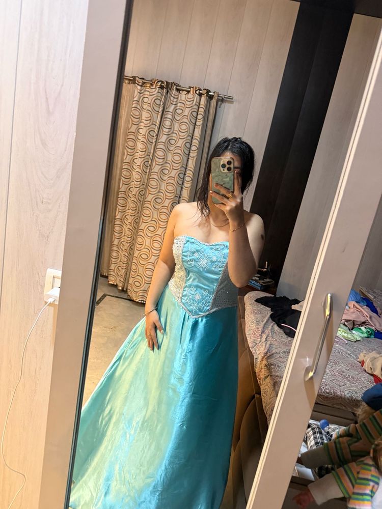 Stunning Blue Embellished Gown🦋🎀