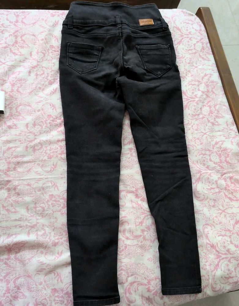 Stylish Black High-Waisted Jeans