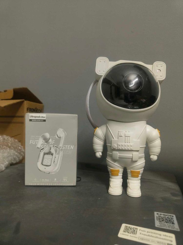 Astronaut Projector &amp; Wireless Earbuds