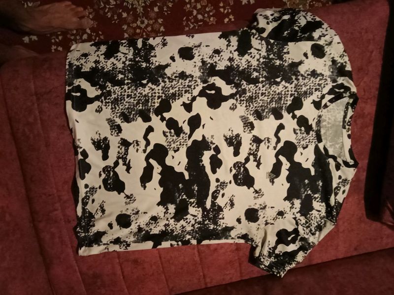 Medium Sized | Black &amp; White Patches T-shirt