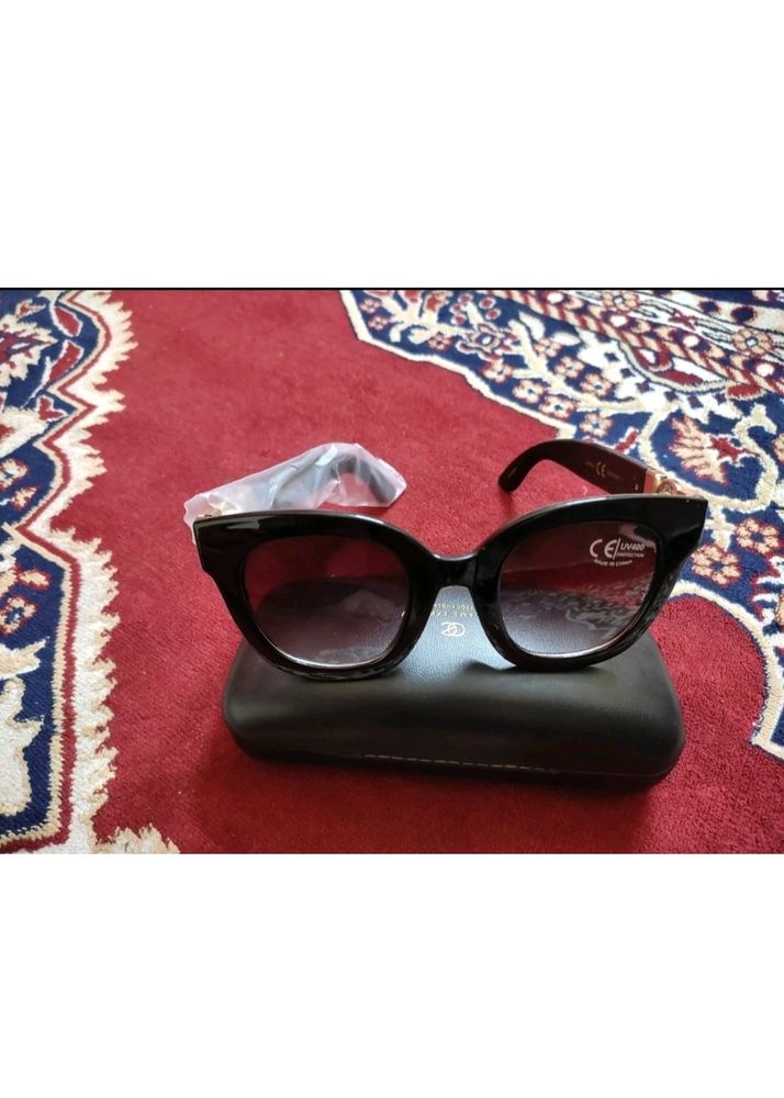 Chic Black Cat-Eye Sunglasses