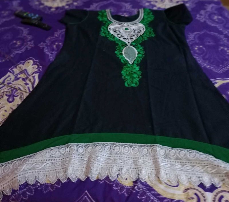 women Embroidered kurta