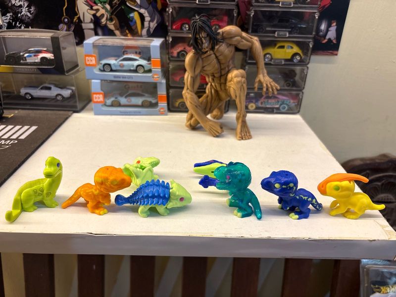 kinder joy Jurassic 8 figures  Dinosaur Collection