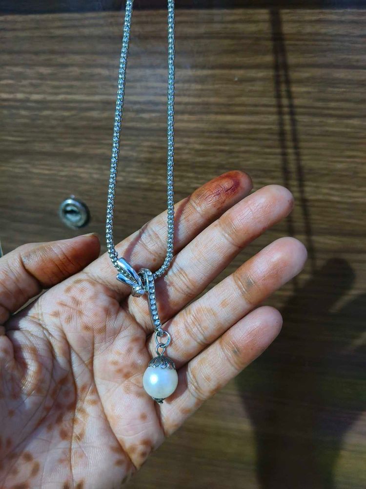 Elegant Pearl Pendant Necklace