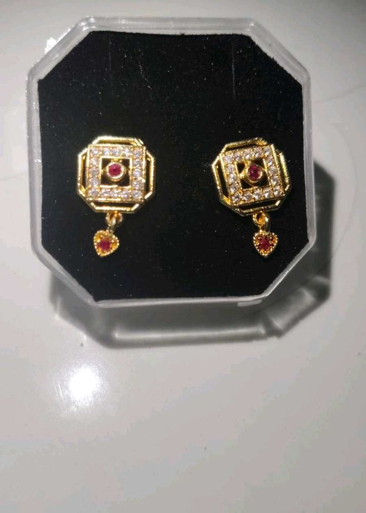 Exquisite Gold &amp; Diamond Stud Earrings