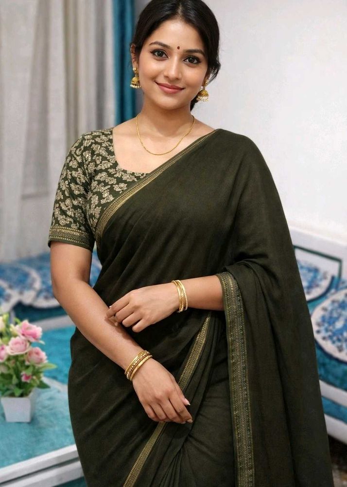 💚Elegant Dark Green Saree with Contrast Blouse💚